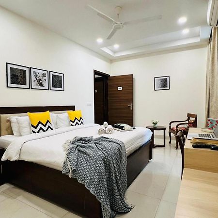 Bluo Studio5 Golf Course Road - Gym, Terrace Garden Gurgaon Exteriör bild