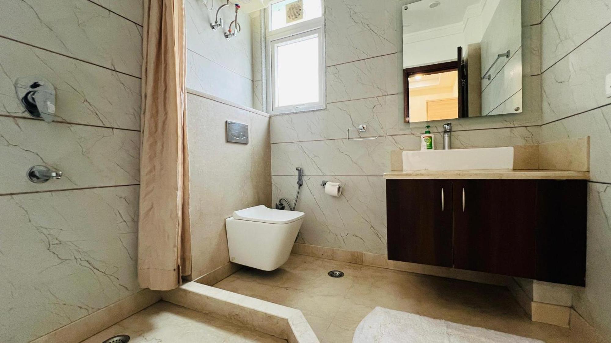 Bluo Studio5 Golf Course Road - Gym, Terrace Garden Gurgaon Exteriör bild
