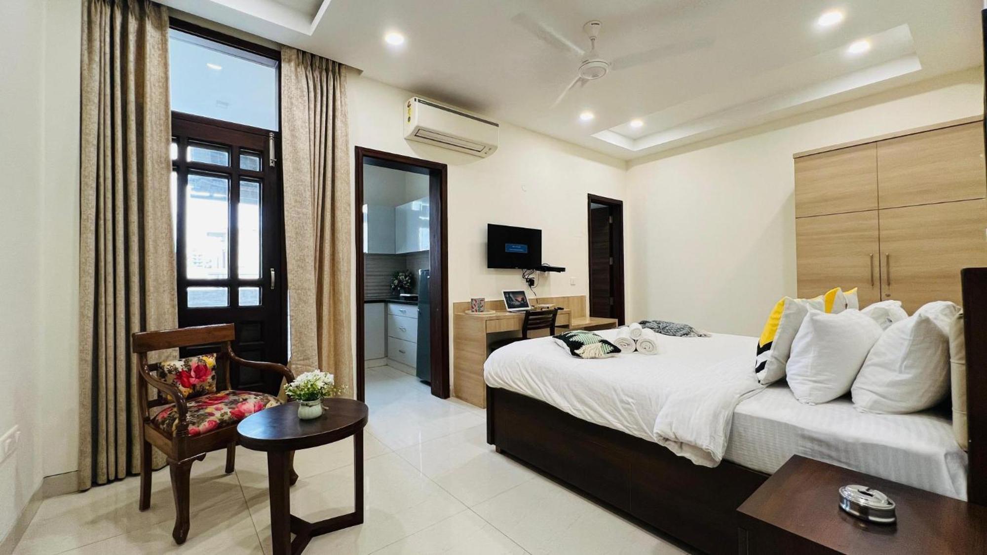 Bluo Studio5 Golf Course Road - Gym, Terrace Garden Gurgaon Exteriör bild